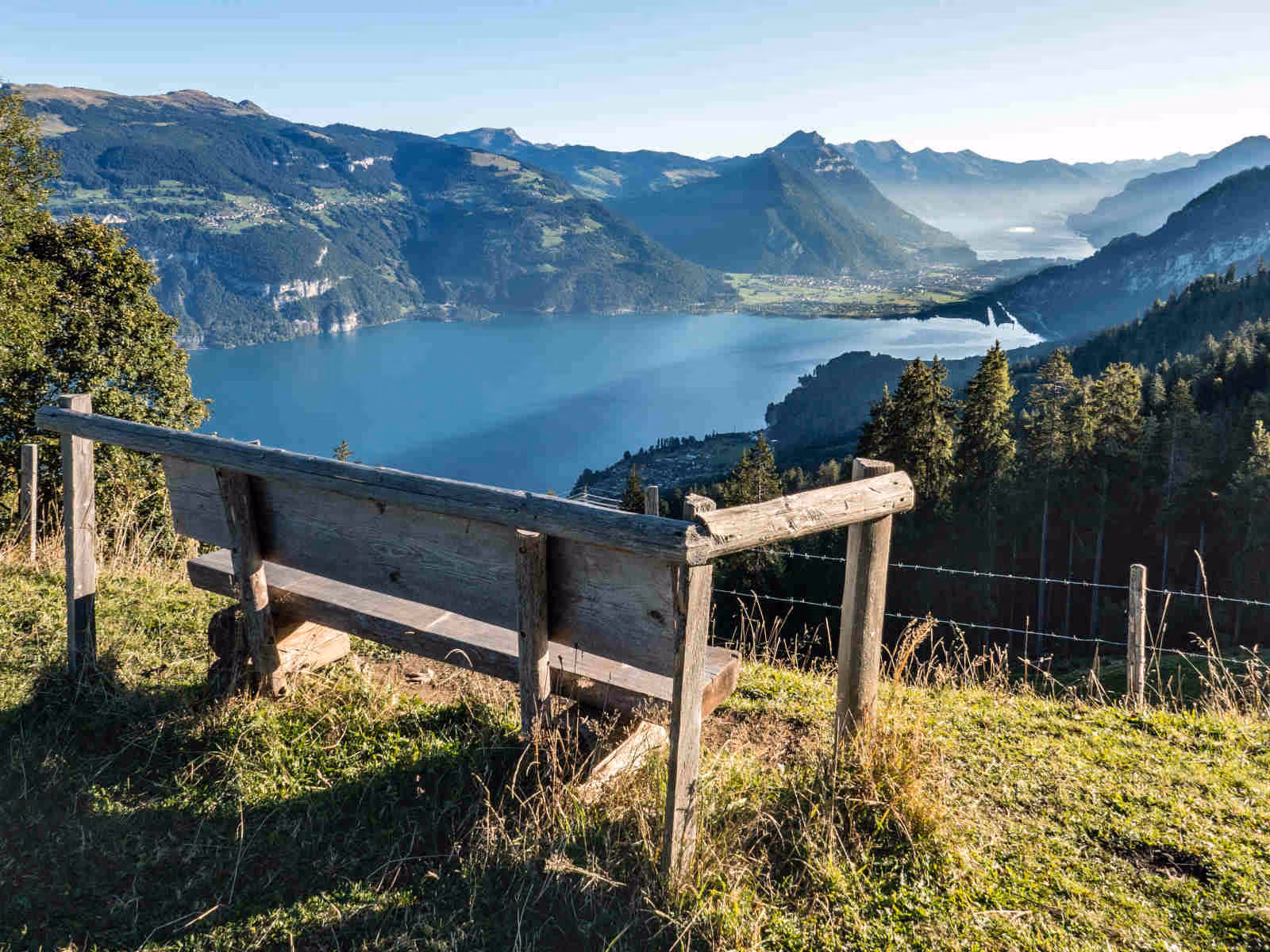 Thunerseemoments-Bank im Berner Oberland mit Blick auf den Thunersee