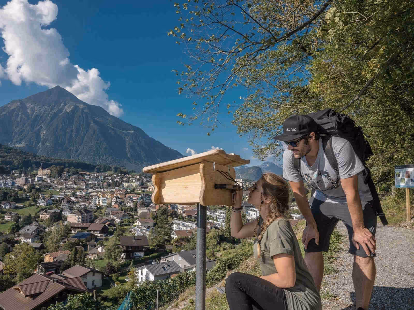 People discovering the Spiez region on the SmarTrail