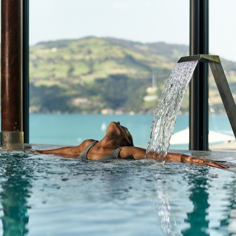 Frau im Wirlpool