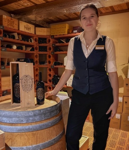Sommeliere im Weinkeller