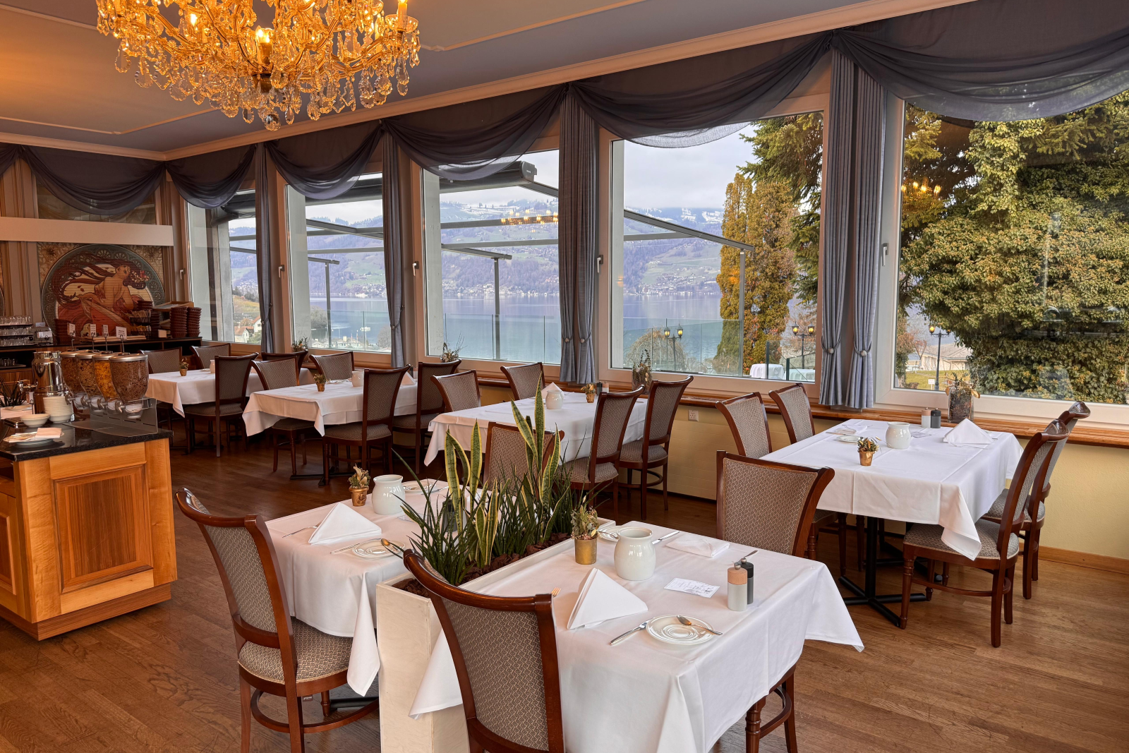 Table dressée dans le restaurant avec baie vitrée sur le lac de Thoune