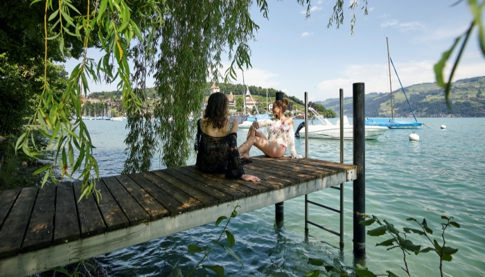 Paar auf Steg und sicht auf den See