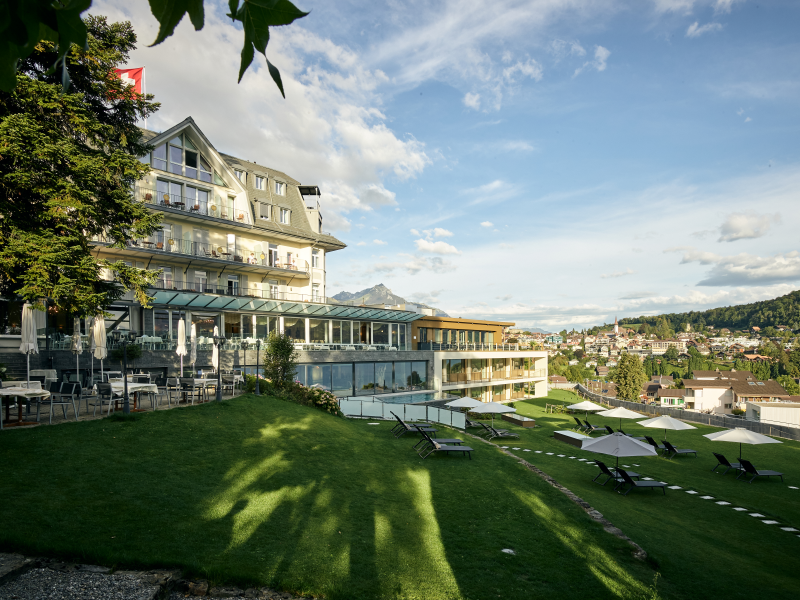 مبنى الفندق عند غروب الشمس على بحيرة ثون