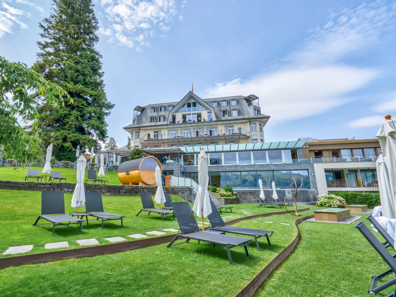 ساونا برميل في حديقة الفندق في فندق Belvédère الشاطئي