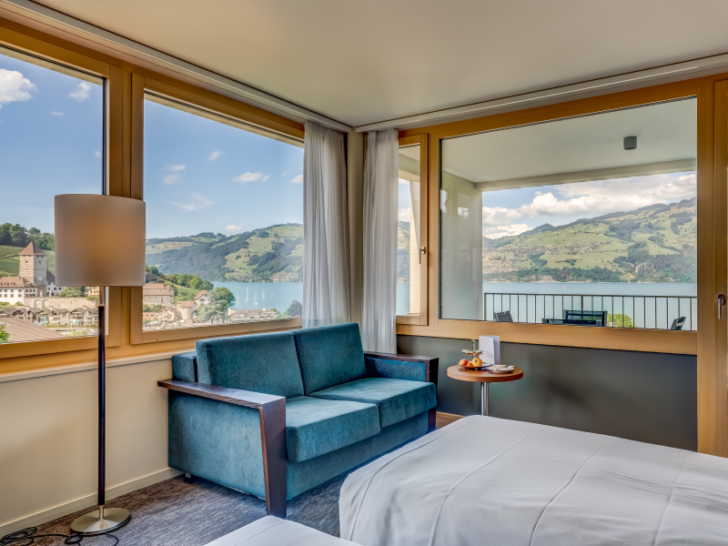 حديقة الفندق وحمام سباحة لا متناهي عند شروق الشمس