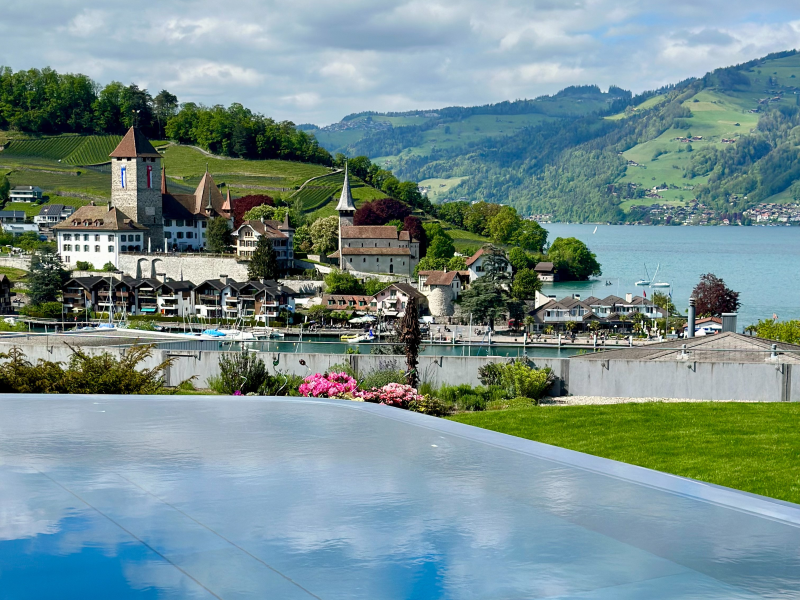 لقطة طائرة بدون طيار لفندق شاطئ بلفدير