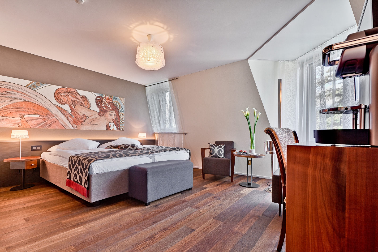 Hotelzimmer im Belle Époque Stil mit mehreren Fenstern und Ausblick