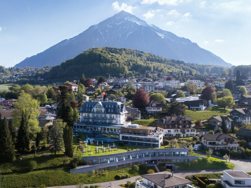 Photo prise par drone du Belvédère Strandhotel, avec le Niesen en arrière-plan
