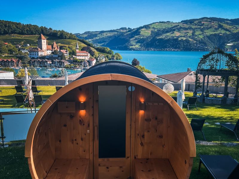 Vue sur la baie de Spiez et le lac de Thoune depuis le sauna en tonneau