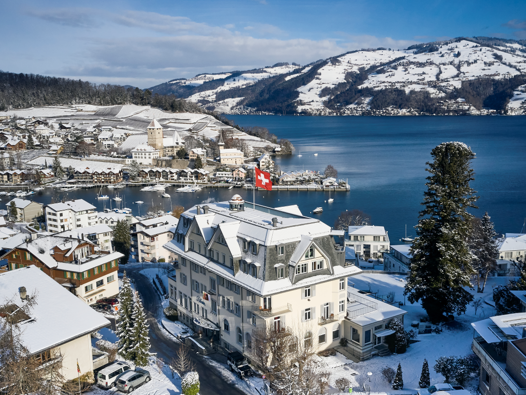 Belvédère Strandhotel mit Aussicht auf den Thunersee und die Spiezer Bucht