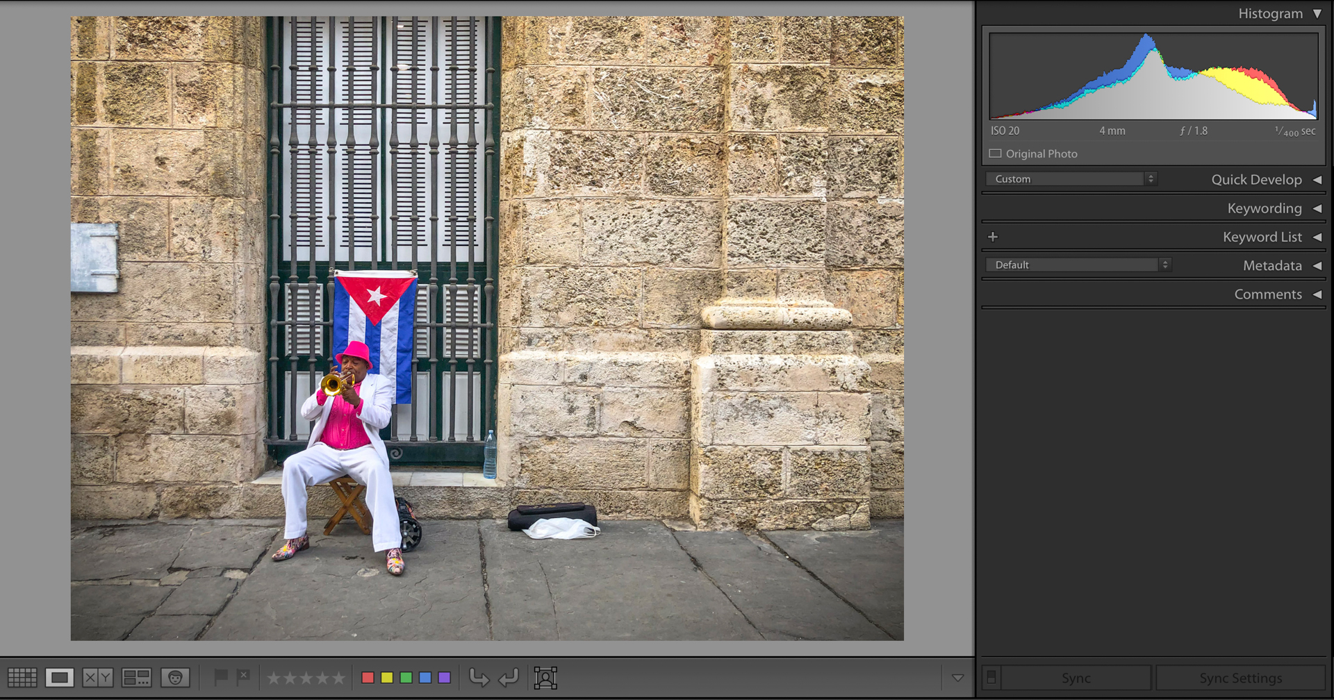 Image of a busker in Cuba next to the histogram of the image