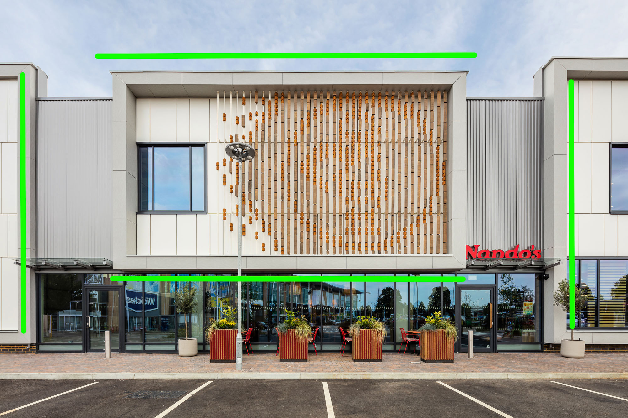1-point perspective view of the front of a building with overlaid green horizontal and vertical lines at 0 and 90 degrees to the frame