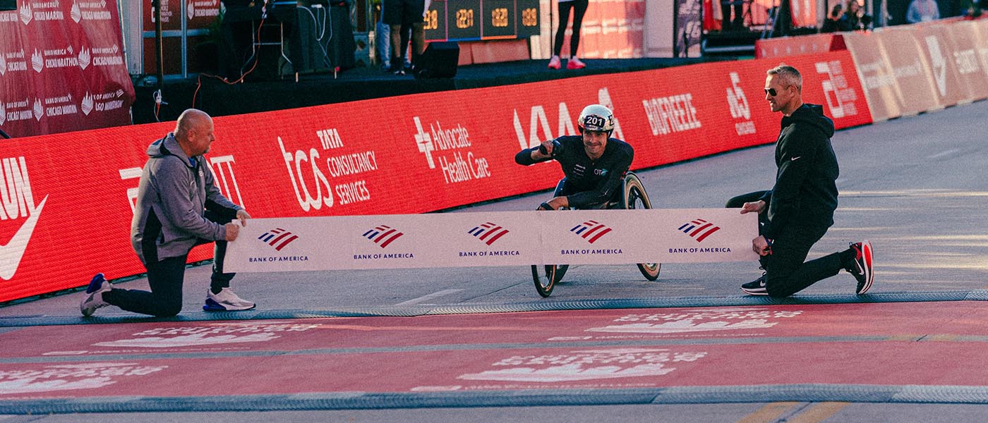 Marcel Hug crosses the line in Chicago