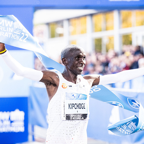 Eliud Kipchoge celebrates winning in Berlin