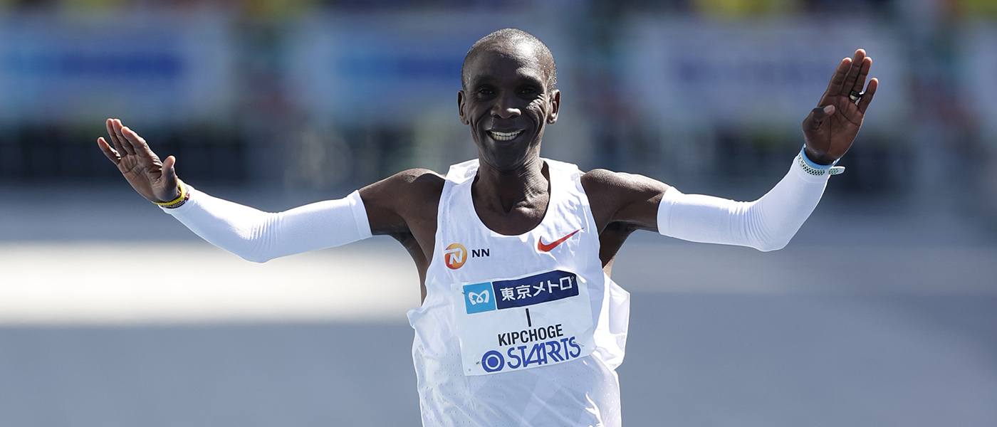 Eliud Kipchoge celebrates winning in Berlin