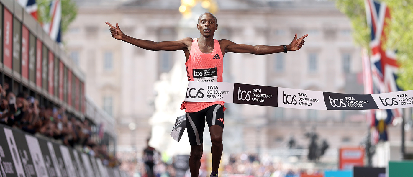 Sebastian Sawe celebrates winning London