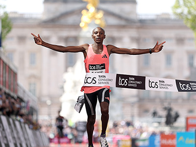 Sebastian Sawe celebrates winning London