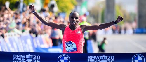 Sabastian Sawe celebrates crossing the line in Berlin in 2025