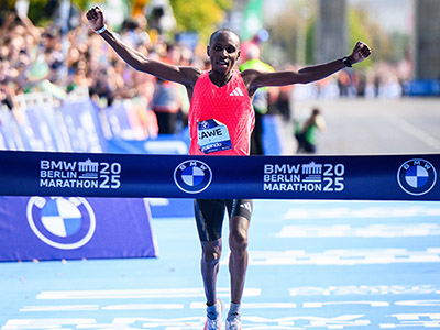 Sabastian Sawe celebrates crossing the line in Berlin in 2025
