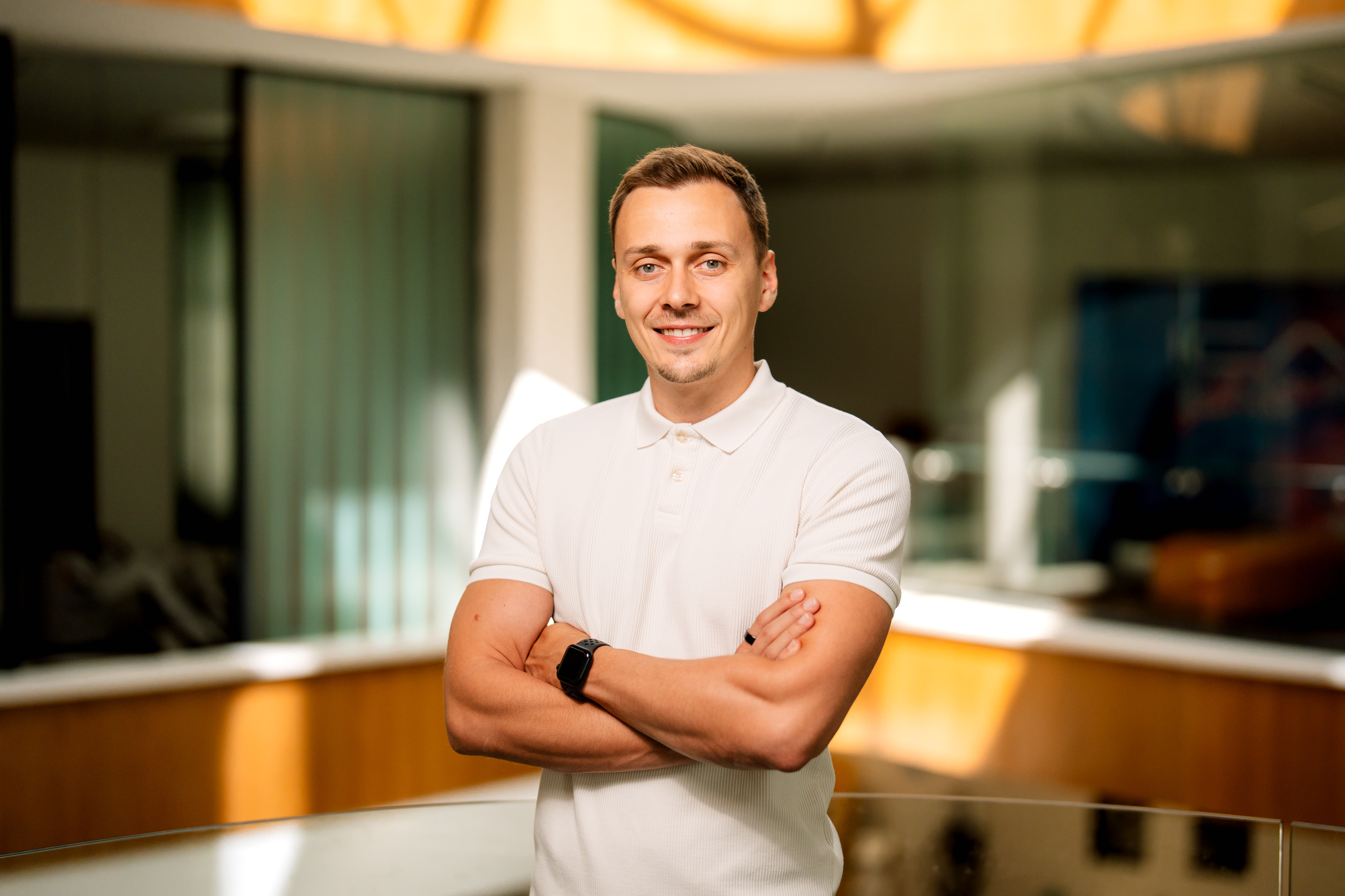 Michal Lysek se založenýma rukama v moderní kanceláři