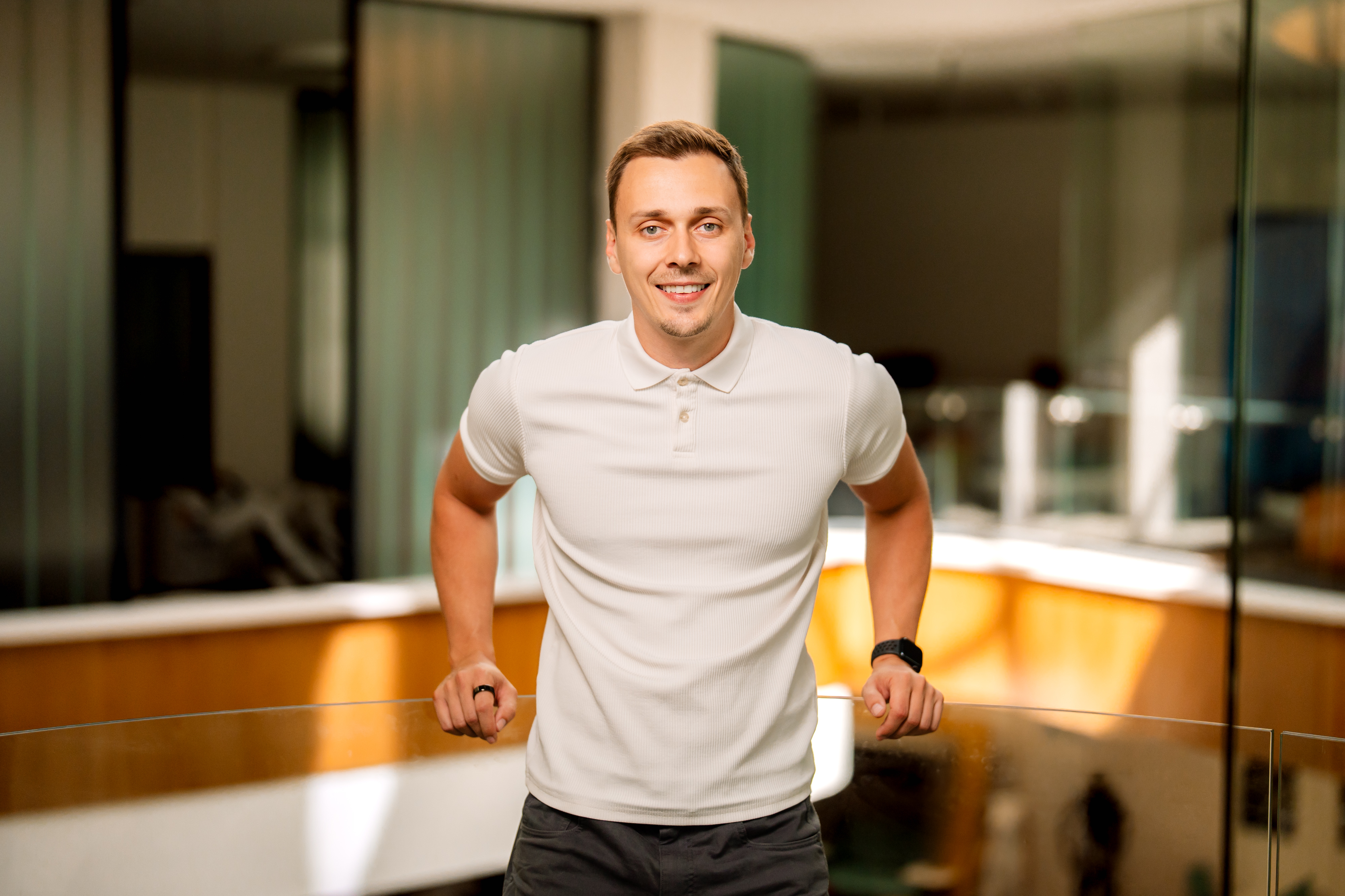 Michal Lysek pracuje u notebooku v kanceláři