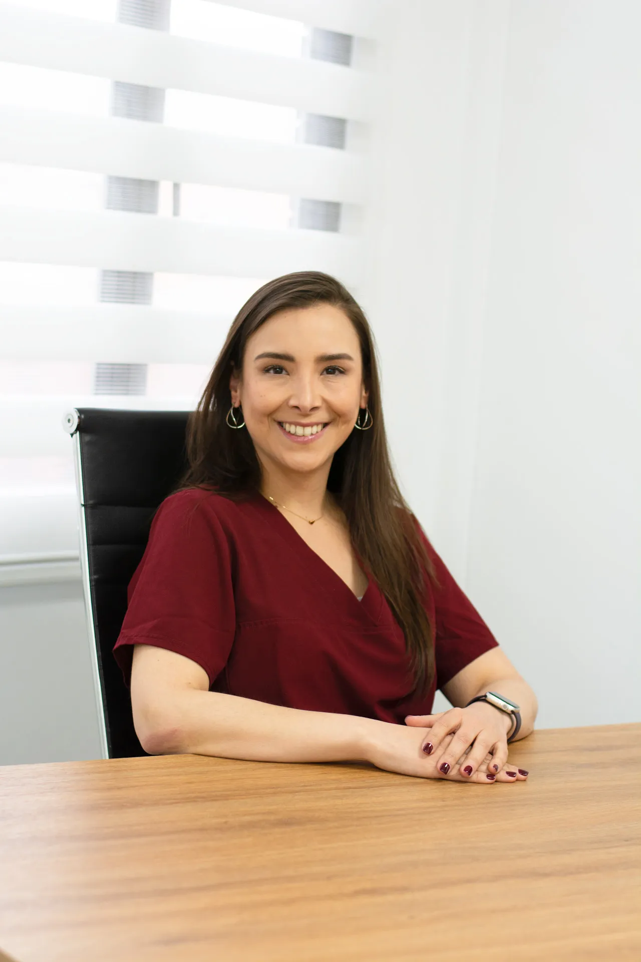 Cirujana Plástica Adriana Ruiz realizando procedimiento