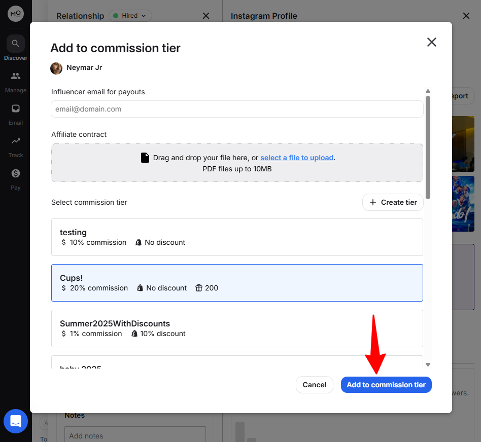 Schermata dell’aggiunta di un influencer a un livello di commissione in Modash