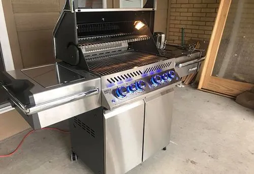 image of an outdoor gas grill