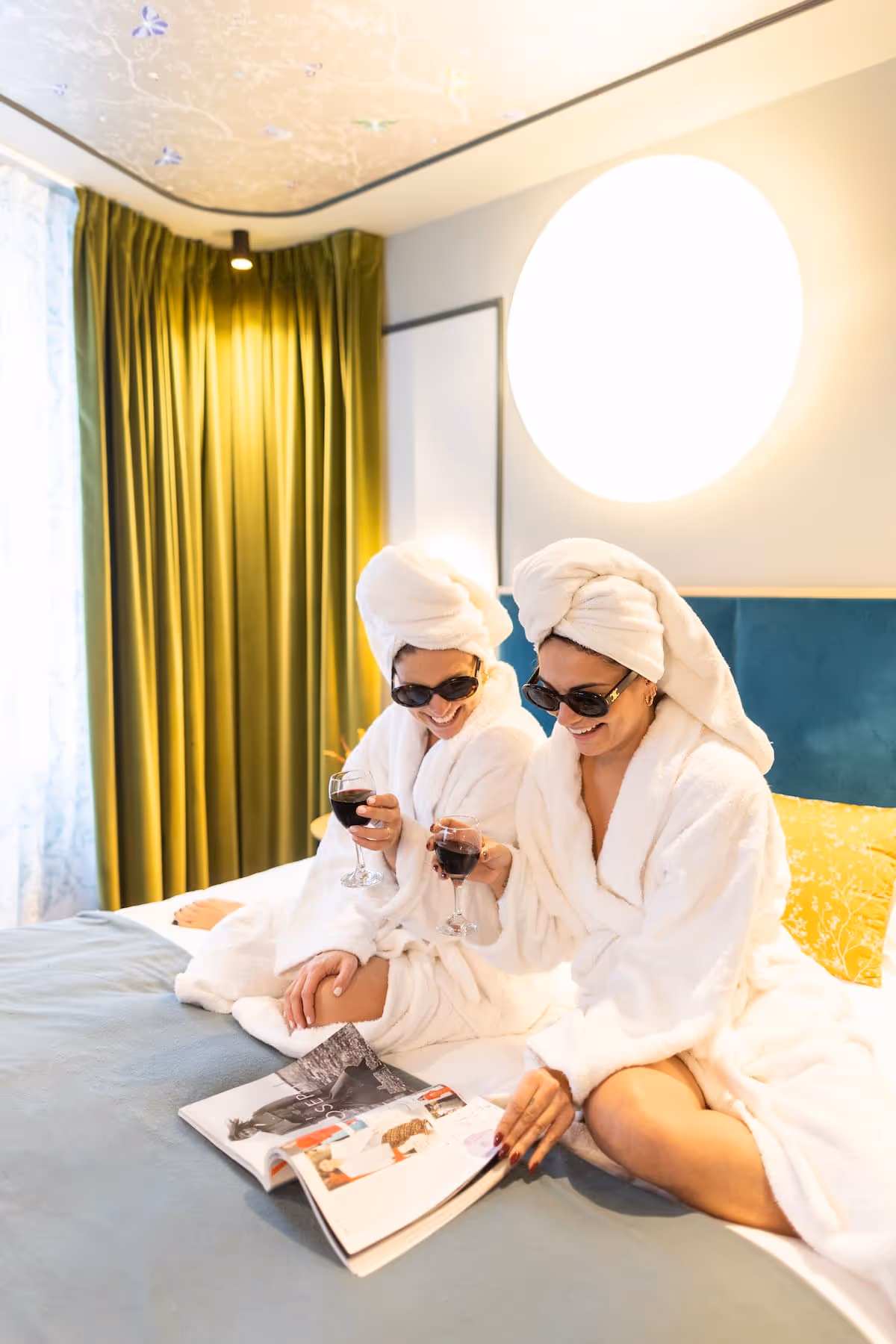 Décoration élégante et raffinée d'une chambre de l'hôtel Louison, un boutique-hôtel unique à Paris.