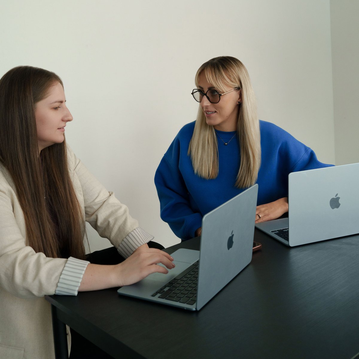 Two people discussing tech recruitment