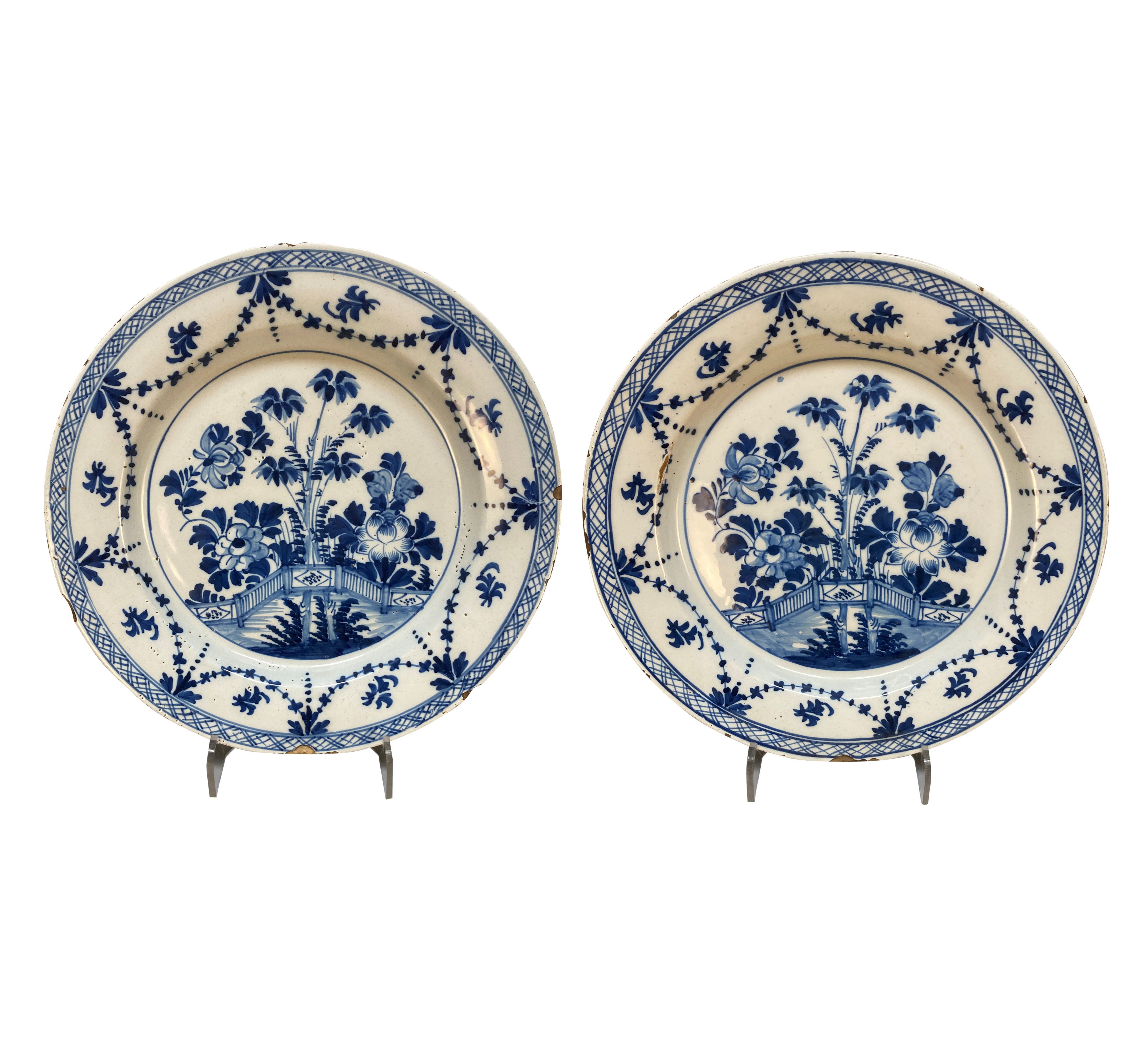 A PAIR OF LARGE BLUE & WHITE CHINESE EXPORT PLATES