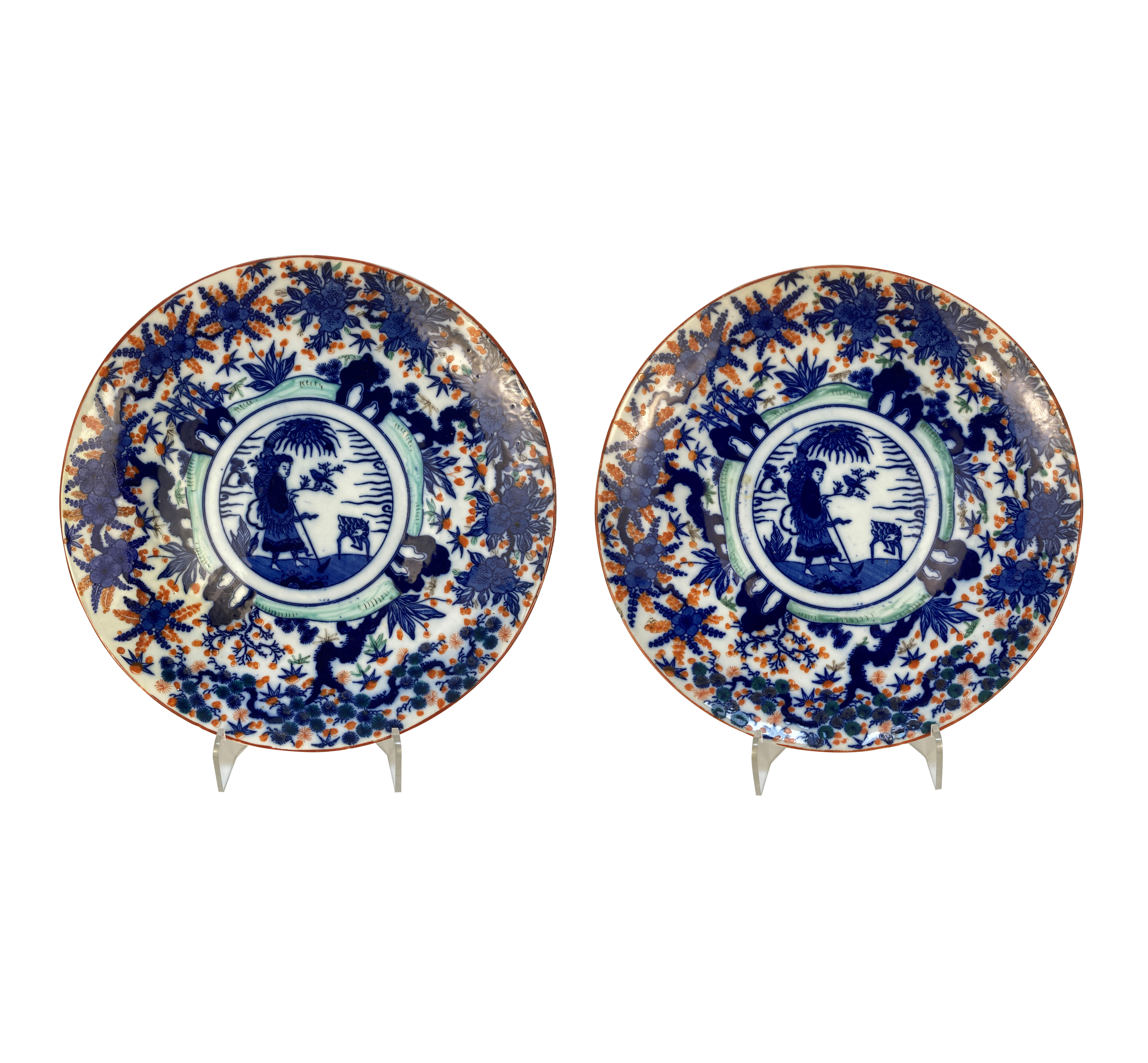 A PAIR OF LARGE JAPANESE PORCELAIN DECORATIVE PLATES