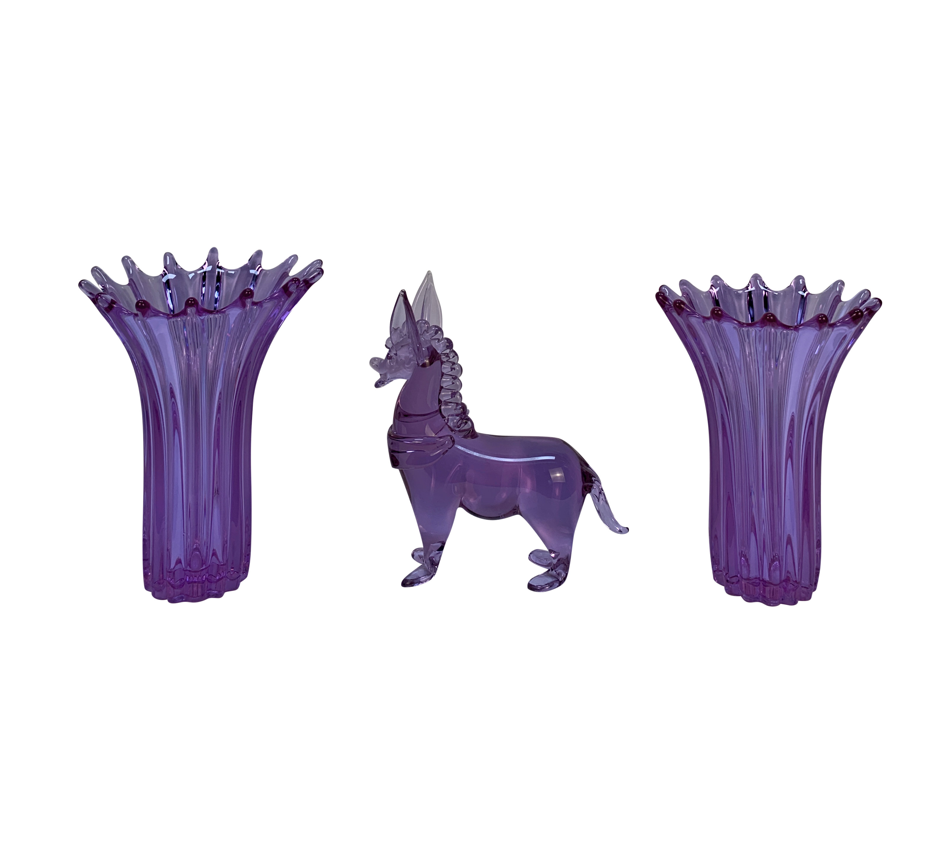 A LICIO ZANETTI VIOLET GLASS ANIMAL SCULPTURE WITH TWO FLUTED VASES