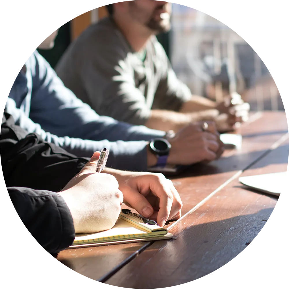 Groupe de personnes travaillant ensemble