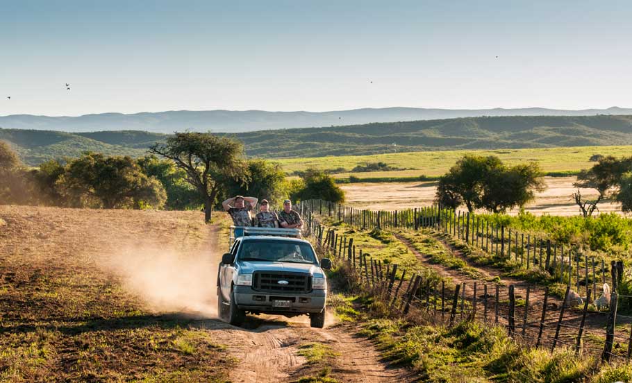 Vehicle driving a dirt road through the Córdoba hills