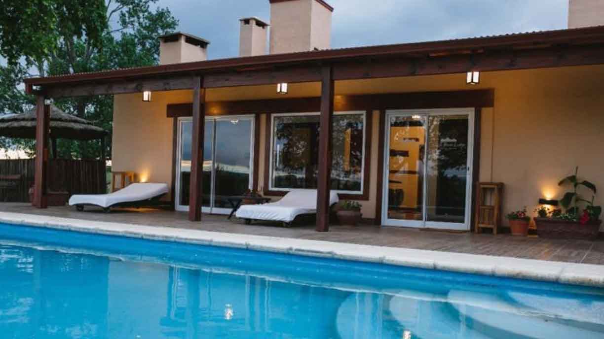 Sierra Brava Lodge and swimming pool on a sunny day