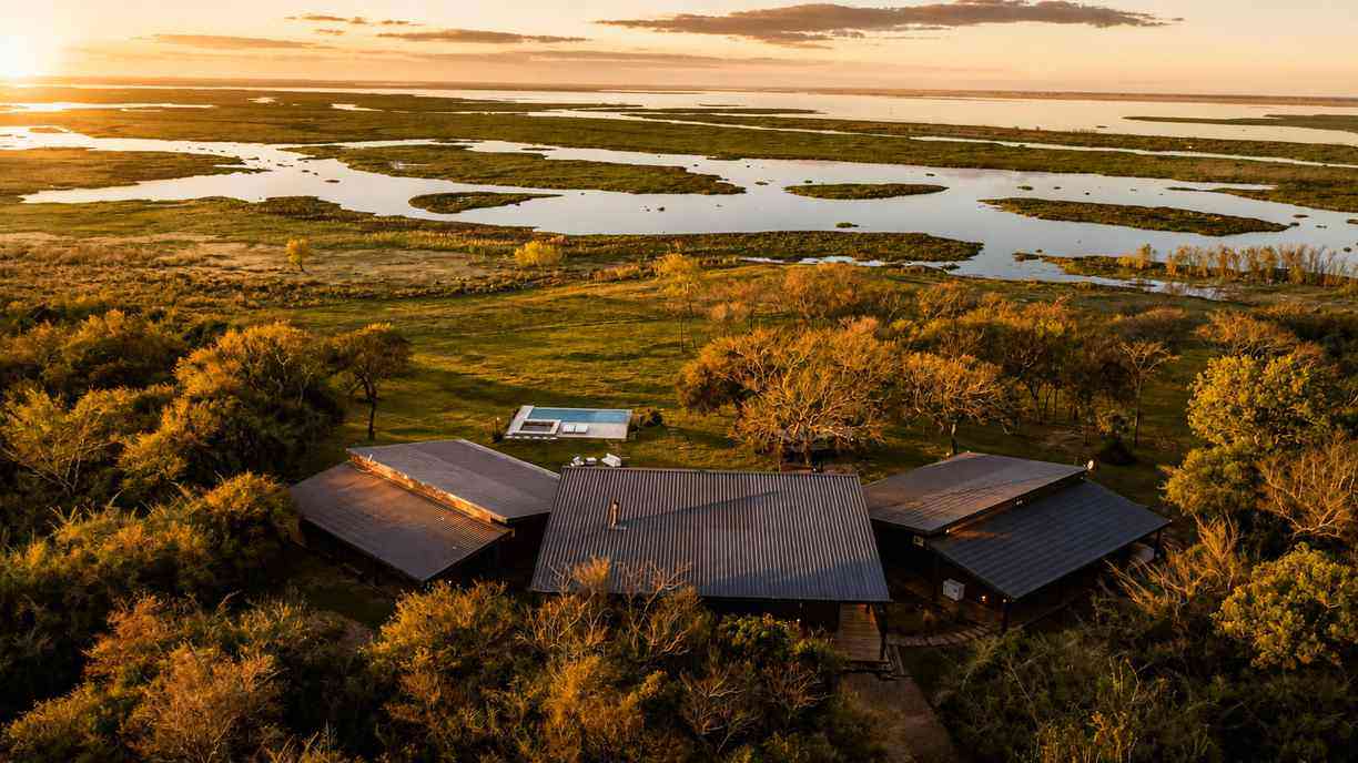 Rio Bravo Lodge y los humedales al atardecer