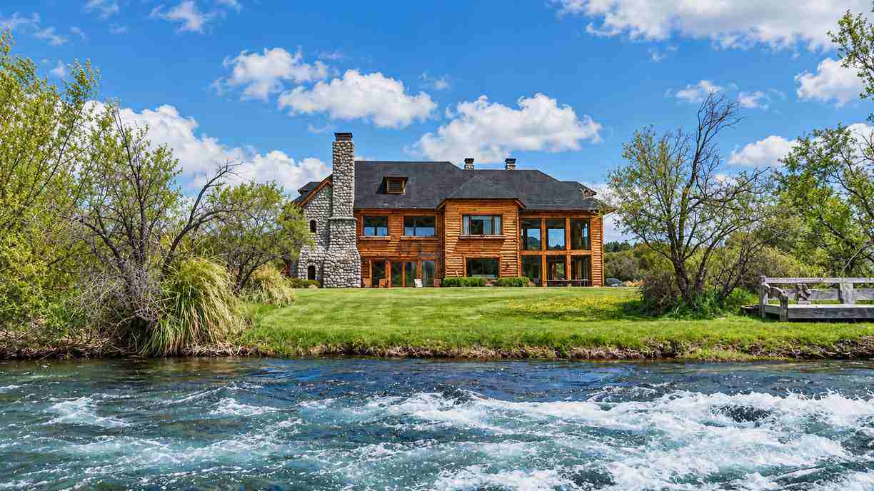 Bravo Sur Lodge beside the river rapids