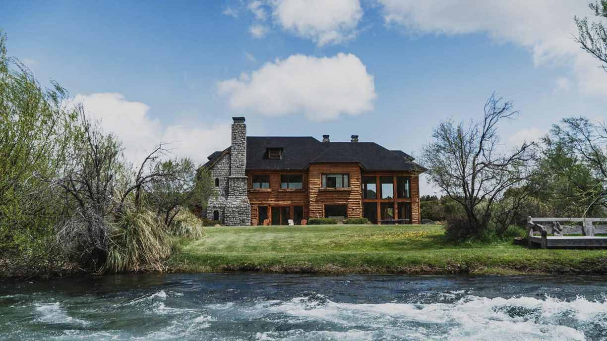 Bravo Sur Lodge exterior by the river