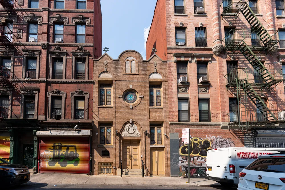 Photo of the facade of a synagogue located in the Lower East Side of New York City.