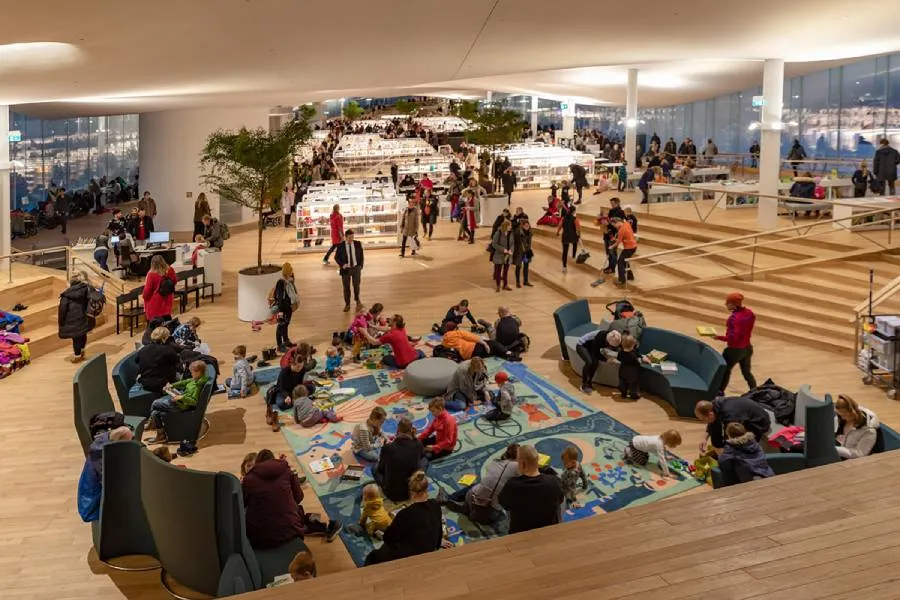 Families spread out on the floor of the library