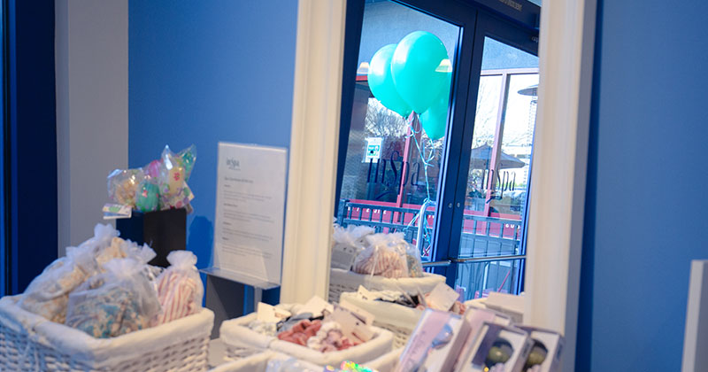 Small baskets of raffle prizes, mini treatments, and food and drinks