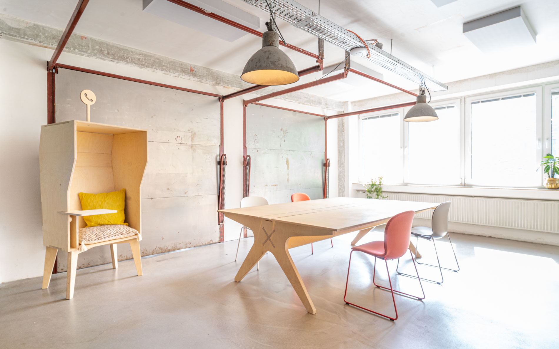 Klassenzimmer mit Lean Desk und Photobooth von Opendesk