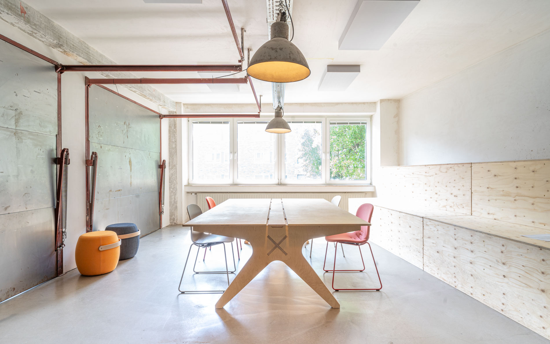 Klassenzimmer mit Lean Desk von Opendesk und Carry On von Offecct