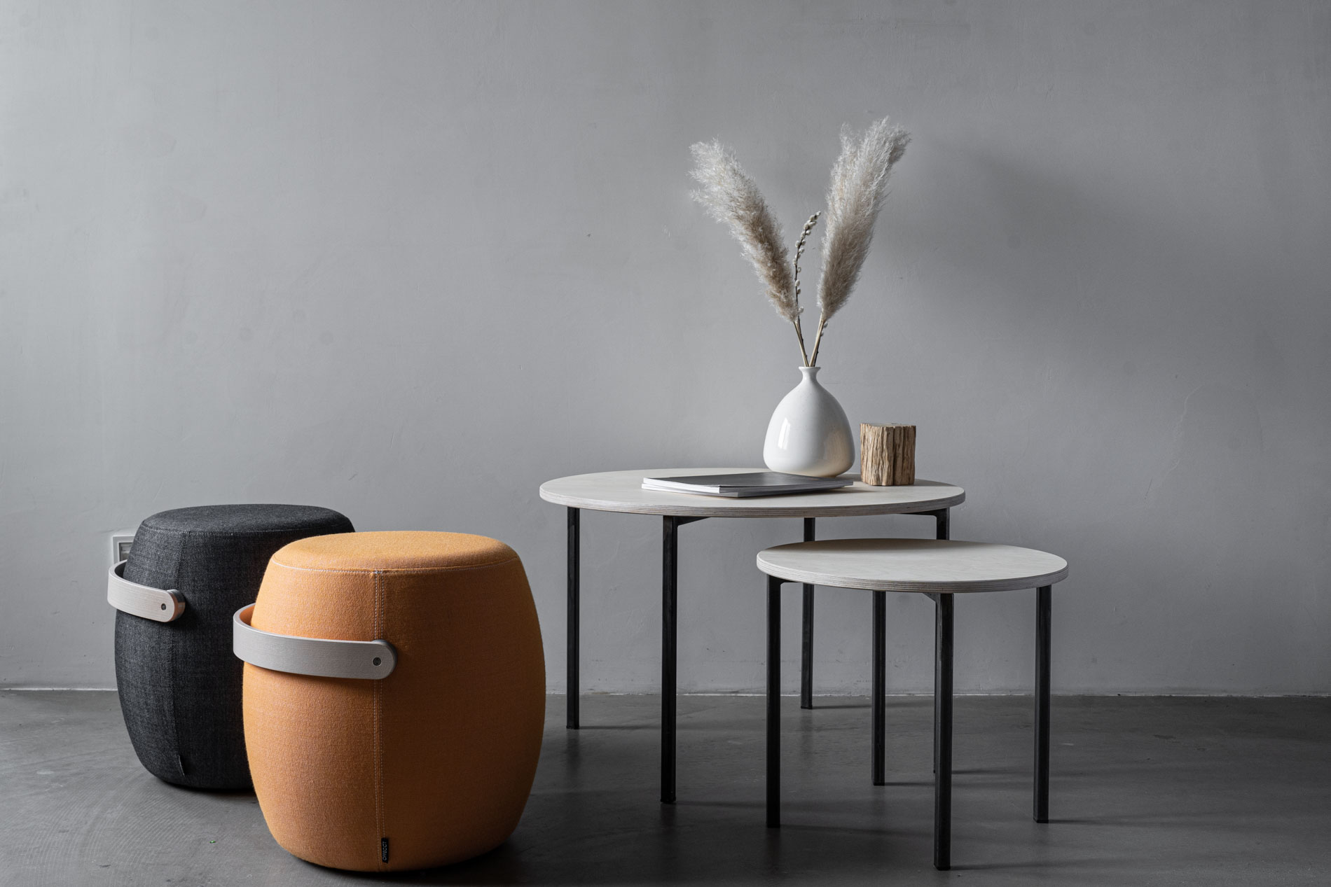 Couchtisch aus Holz und Metall kombiniert mit  Carry On von Offecct