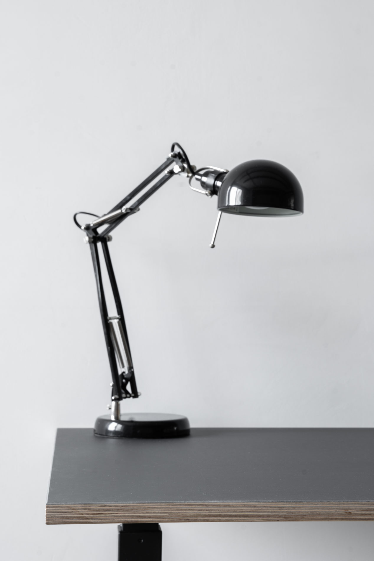 Nahaufnahme Lampe auf Linoleum Schreibtisch