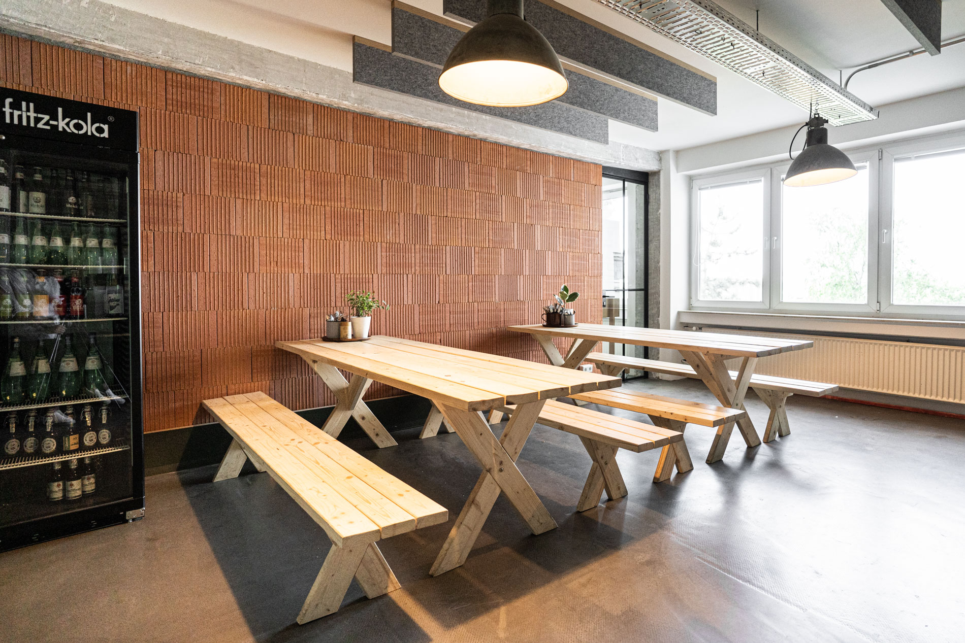 Picknicktisch aus Kiefer in einer Kantine mit Backsteinwand