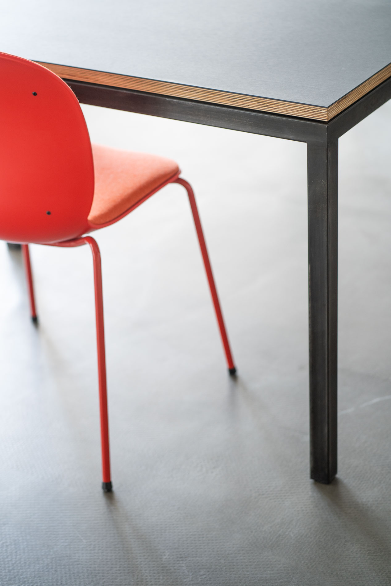 Nahaufnahme Schreibtisch mit Linoleum Tischplatte und Metallfuß