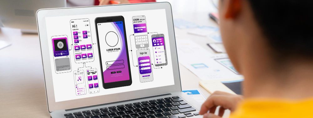 Ekran laptopa z projektowaną makietą aplikacji mobilnej w Figmie.