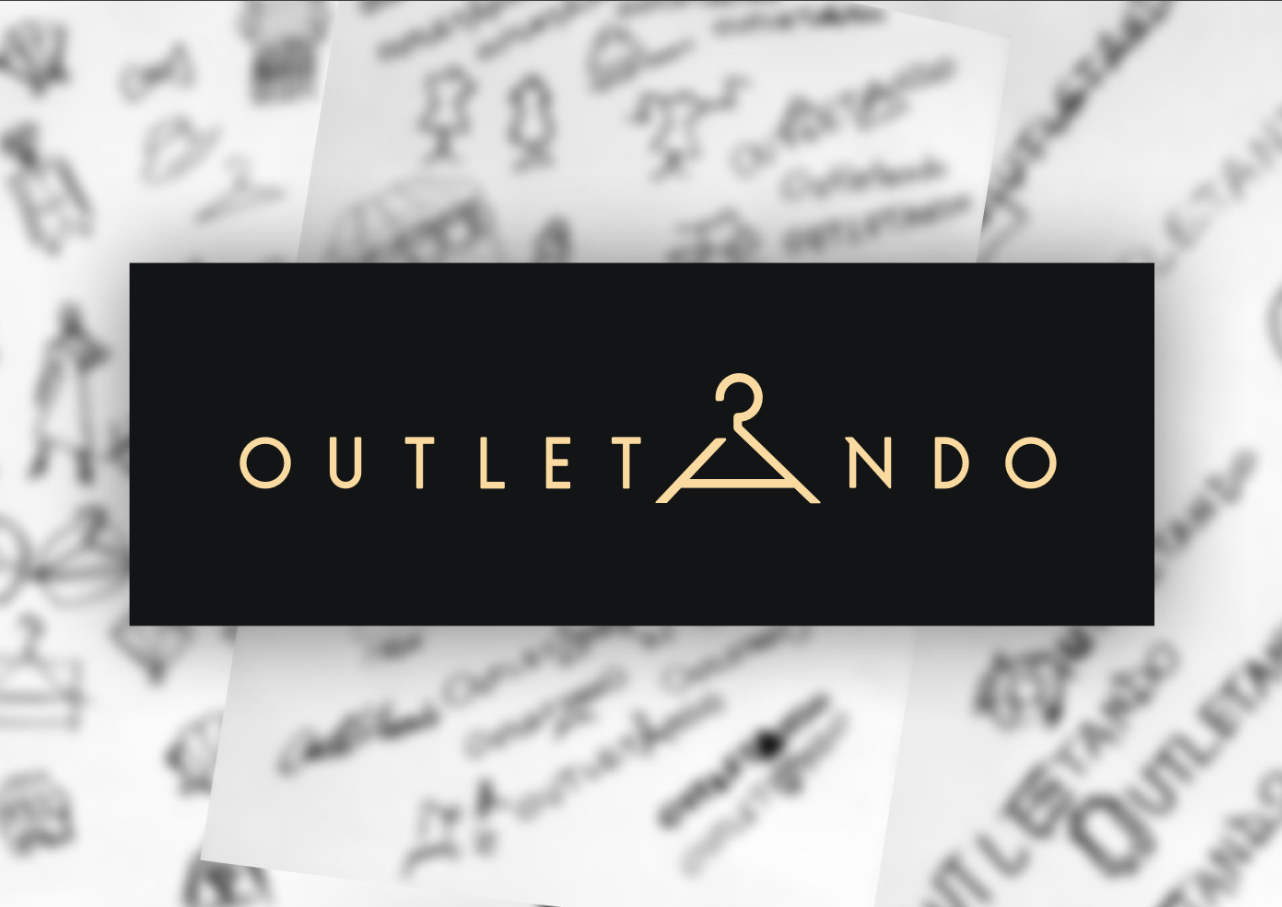 Logo Outletando w złotym kolorze na czarnym tle, z literą „A” stylizowaną na wieszak, umieszczone na tle szkiców koncepcyjnych – projekt identyfikacji wizualnej sklepu internetowego z odzieżą outletową.